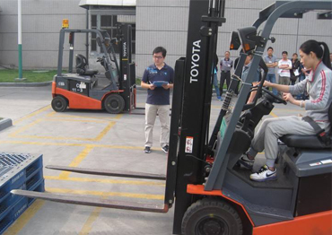 操作叉車前檢查、避讓障礙物、叉車倒車行駛要求、叉車停車放置及行為規(guī)范。